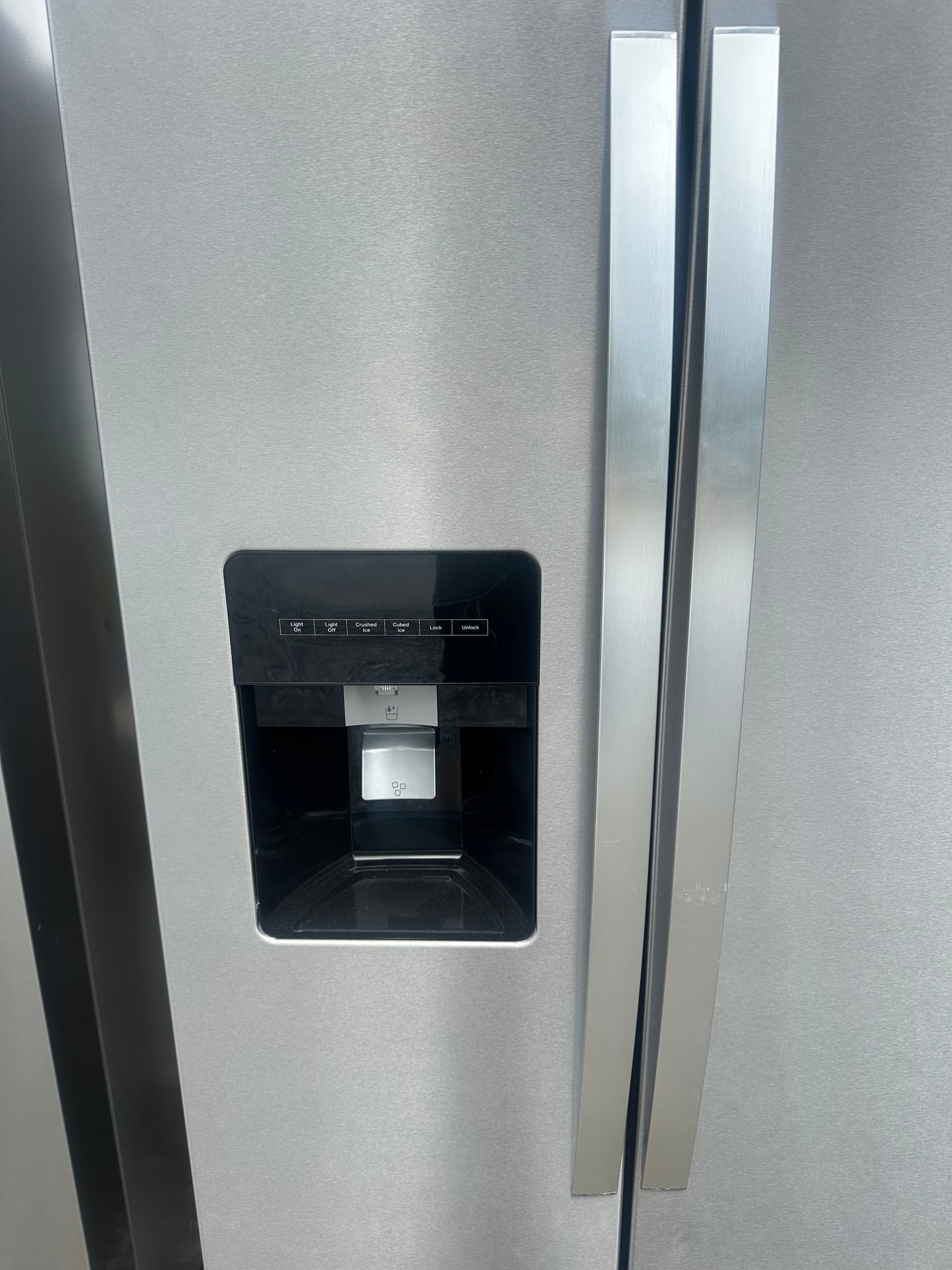 Whirlpool 24.6 cu ft Side by Side Full Size Fridge and Freezer with Ice Maker Finget Print Resistant