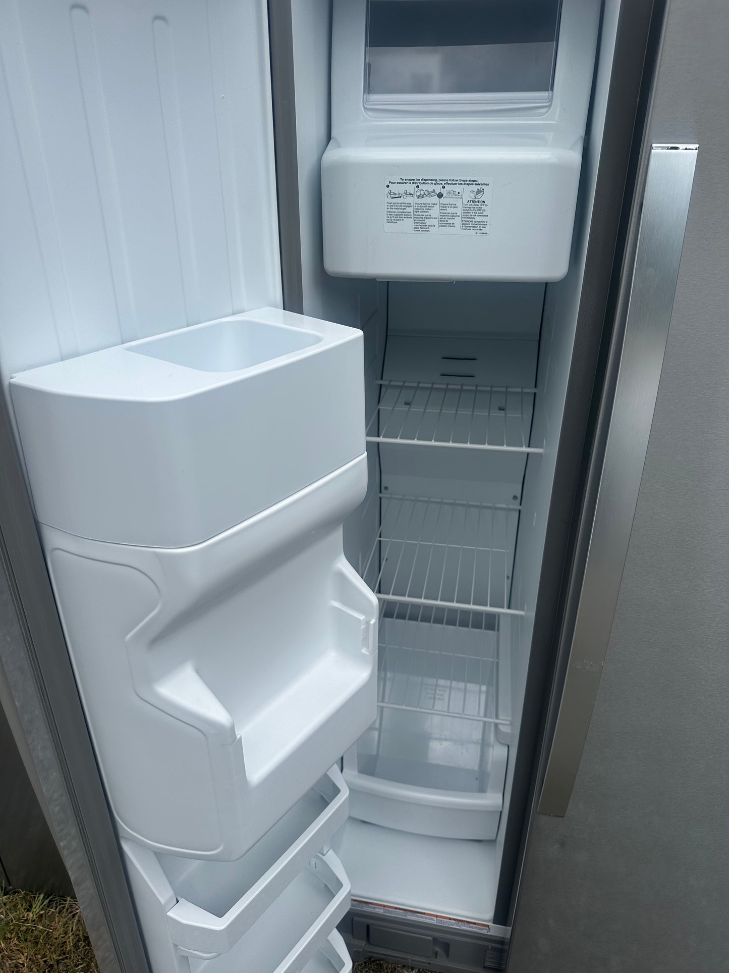 Whirlpool 24.6 cu ft Side by Side Full Size Fridge and Freezer with Ice Maker Finget Print Resistant