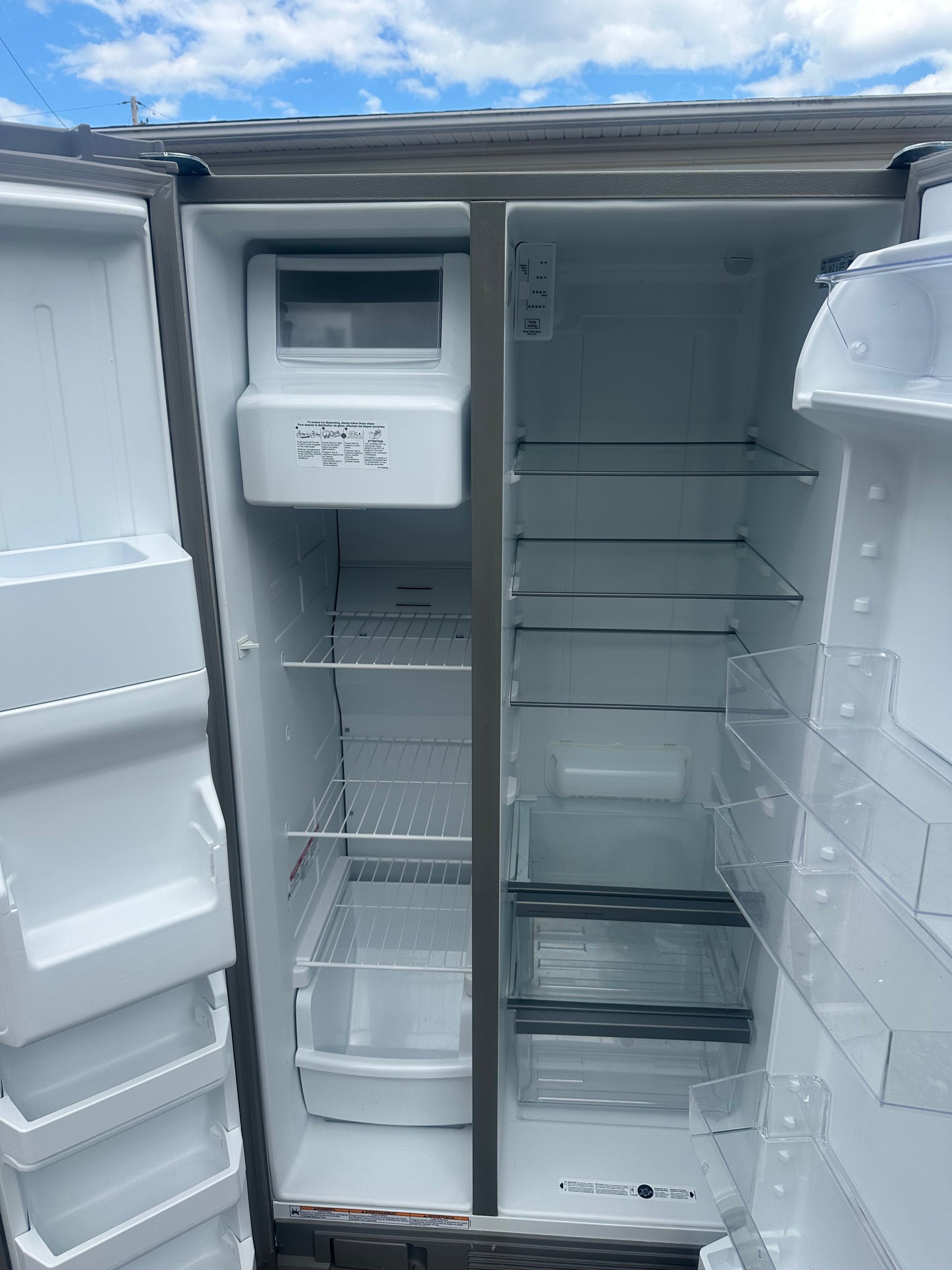 Whirlpool 24.6 cu ft Side by Side Full Size Fridge and Freezer with Ice Maker Finget Print Resistant
